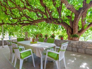 Outdoor dining - Maric mit Terrasse und Balkon by Interhome (Podstrana)