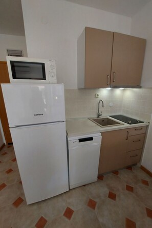 Refrigerador, microondas y utensilios de cocina 