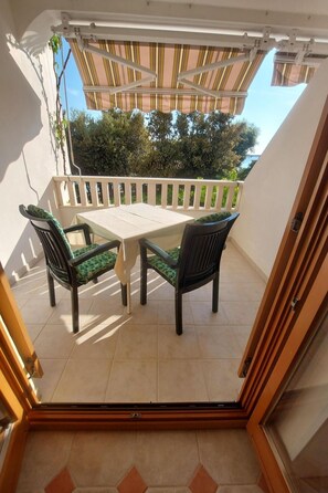 Outdoor dining - Studio mit Terrasse im ersten Stock des Hauses by Interhome (Kolan)