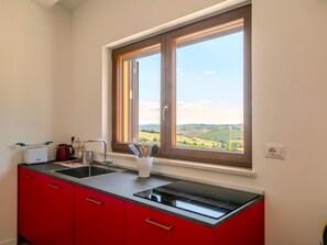 Kühlschrank, Geschirrspüler, Kochgeschirr/Geschirr/Besteck