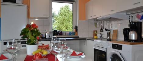 Kjøleskap, mikrobølgeovn, ovn og oppvaskmaskin