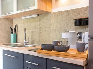 Fridge, microwave, dishwasher, cookware/dishes/utensils