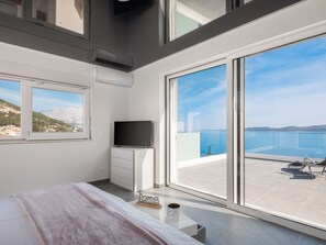 Internet - Villa am Strand - Privater beheizter Pool by Interhome (Medici)