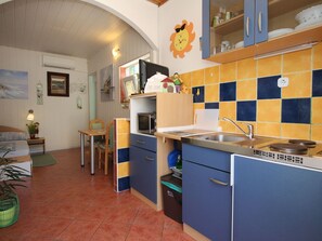Fridge, microwave, cookware/dishes/utensils - Apartment Renata by Interhome (Polje)