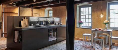 Kühlschrank, Ofen, Geschirrspüler, Kochgeschirr/Geschirr/Besteck