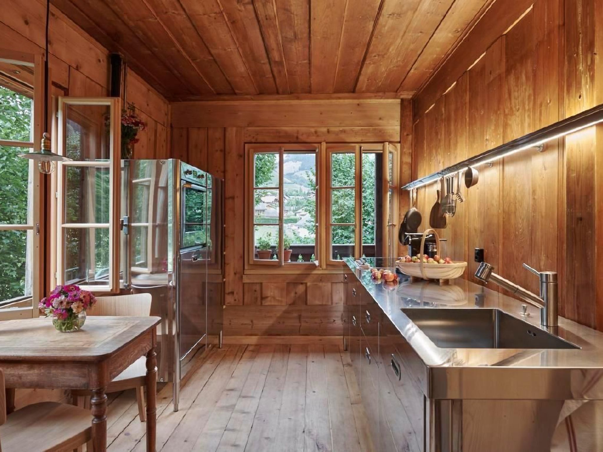 Kjøleskap, ovn, oppvaskmaskin og kjøkkenutstyr