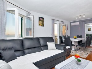 TV - Renoviertes Ferienhaus in Tučepi mit Privatem Pool by Interhome (Tučepi)