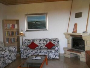 TV, fireplace, DVD player - Relax and comfort house of the sun by Interhome (Catignano)