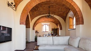 TV, fireplace - Villa Eleonora by Interhome (Lucignano)