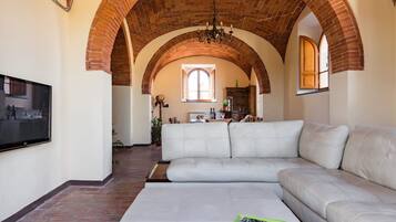 TV, caminetto