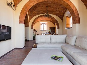 TV, fireplace - Villa Eleonora by Interhome (Lucignano)
