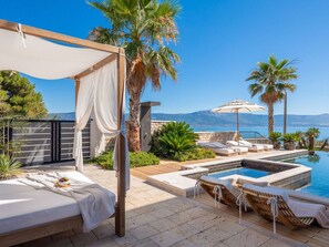 A heated pool - Ferienvilla Heaven am Strand by Interhome (Trogir/Slatine)