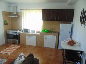 Fridge, microwave, oven, cookware/dishes/utensils - Schwiegermutter Haus 3 by Interhome (Fajãzinha)