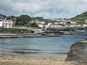 A coastal town with a beach, a pier, and houses with red roofs. - Das Haus der Weinkellerei by Interhome (Cabo da Praia)