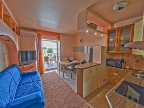 Living area - "Dantin" mit Blick auf das Wasser by Interhome (Petrčane)