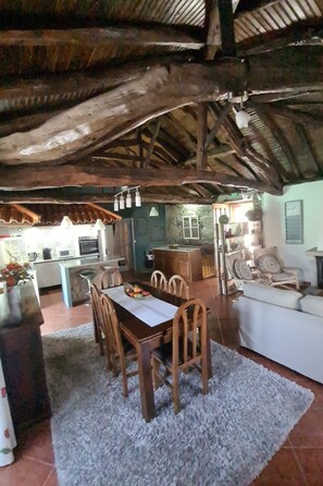 Dining - Weißes Haus in Douro Weinberge by Interhome (Vale de Mir)