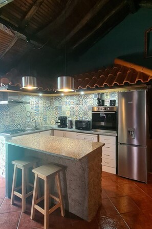 Fridge, microwave, oven, cookware/dishes/utensils - Weißes Haus in Douro Weinberge by Interhome (Vale de Mir)