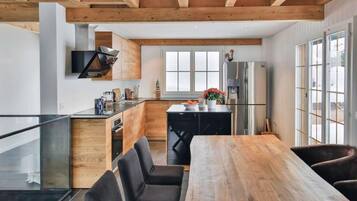 Fridge, oven, dishwasher, cookware/dishes/utensils