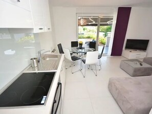 Interior - Wohnung 2 mit Schwimmbad und Garten by Interhome (Donje Rastane)