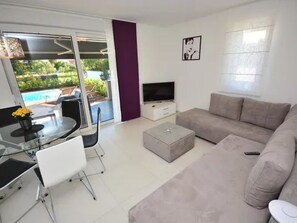 Living area - Wohnung 2 mit Schwimmbad und Garten by Interhome (Donje Rastane)