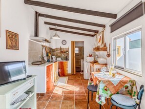 Kühlschrank, Mikrowelle, Kochgeschirr/Geschirr/Besteck
