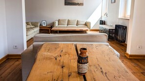 Un salón moderno con una mesa de centro de madera, un sofá y vistas al exterior.