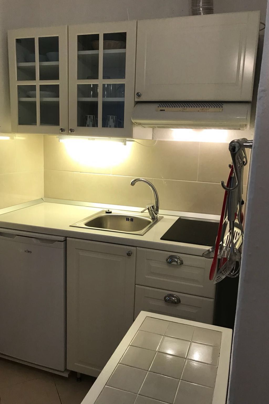 Fridge, cookware/dishes/utensils