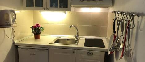 Réfrigérateur, batterie de cuisine, vaisselle et ustensiles