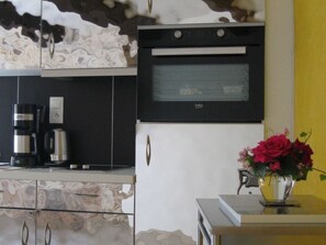 Frigorifero, microonde, forno, pentole/stoviglie/utensili