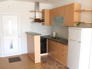 Fridge, oven, cookware/dishes/utensils - Ferien apart. für 8 by Interhome (Rogotin)
