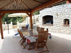 Outdoor dining - "Rocabel" mit Blick auf das Wasser by Interhome (Carros)