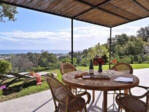 Outdoor dining - Weingut Punta della Guardia Panorama von Macchia und Meer by Interhome (Cervione/Castagniccia)