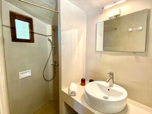 Bathroom - Weingut Punta della Guardia Panorama von Macchia und Meer by Interhome (Cervione/Castagniccia)