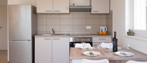 Fridge, dishwasher, cookware/dishes/utensils