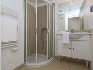 Bathroom - am Meer in Korsika by Interhome (Solenzara)