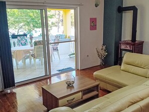 TV, fireplace, DVD player - mit Terrasse am Meer by Interhome (Ugljan/Kali)
