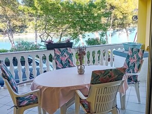 Outdoor dining - mit Terrasse am Meer by Interhome (Ugljan/Kali)