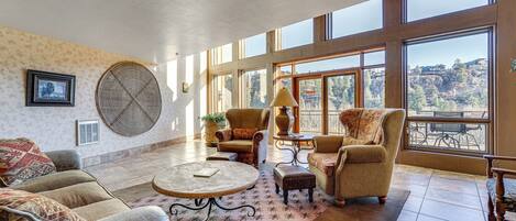 Een televisie en boeken