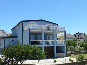 Exterior - mit Pool fernab vom Massetourismus 200m vom Meer by Interhome (Karlobag)