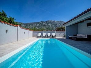 A heated pool - mit Pool fernab vom Massetourismus 200m vom Meer by Interhome (Karlobag)