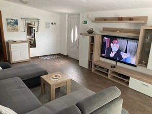 TV, DVD player - mit Pool fernab vom Massetourismus 200m vom Meer by Interhome (Karlobag)