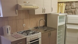 Kühlschrank, Mikrowelle, Ofen, Geschirrspüler