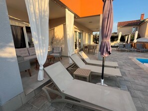 Outdoor dining - Villa Summer Escape in Barbat mit Garten und Aussicht by Interhome (Rab/Rab)