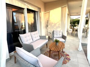 Outdoor dining - Villa Summer Escape in Barbat mit Garten und Aussicht by Interhome (Rab/Rab)
