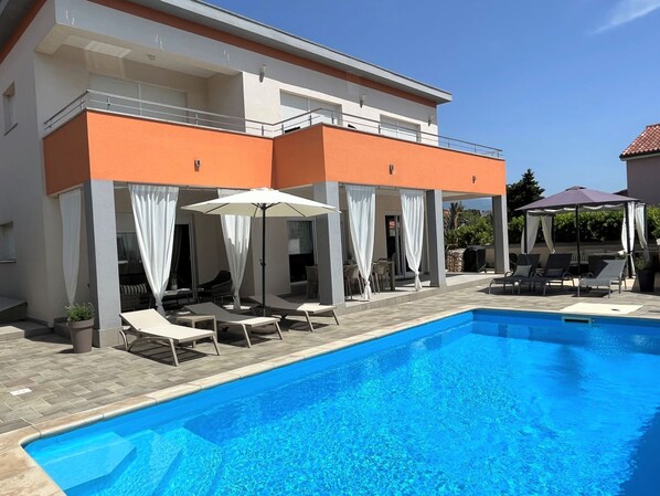 Pool - Villa Summer Escape in Barbat mit Garten und Aussicht by Interhome (Rab/Rab)