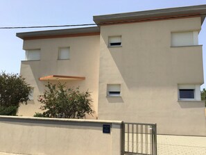 Exterior - Villa Summer Escape in Barbat mit Garten und Aussicht by Interhome (Rab/Rab)