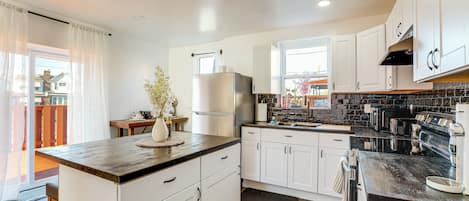 Frigorífico, microondas, placa de cocina y cafetera o tetera