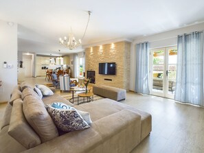 Fernseher, Kamin, DVD-Player