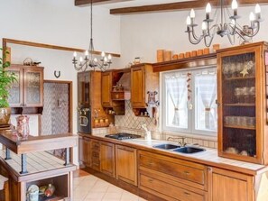 Frigorífico, microondas, horno y lavavajillas