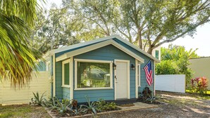 A small, single-story house with a front porch, a garage, and a well-maintained garden. - 6 Mi to Raymond James Stadium: Tampa Retreat! (Tampa)